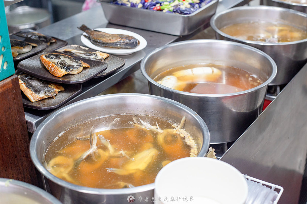 阿文魚粥｜嘉義當地人的早餐就是來一碗新鮮草魚去煮的魚粥還要來一盤煎魚腸